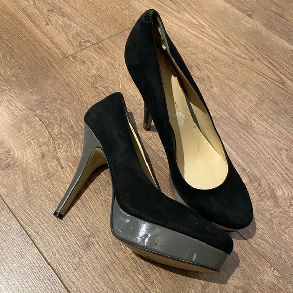 Black suede platform pumps, size 8 - Picture 3 of 5